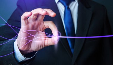 İş adamı sorunları çözer. Sorunları ve anlaşmazlıkları çözmek. İşleri yoluna koymak için. Tek bir doğru strateji oluşturuyorum. Yorum. Doğru kararı vermek, uzlaşmak ve birlik olmak. Basitleştirme planı