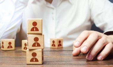 İşveren çalışanları işe alır. Sunulan adaylardan ve yeni işçilerden oluşan bir ekip oluşturun. Personel ve İnsan Kaynakları Yönetimi. Takım oluşturma, takım çalışması. İşsizlik. Personel seçimi