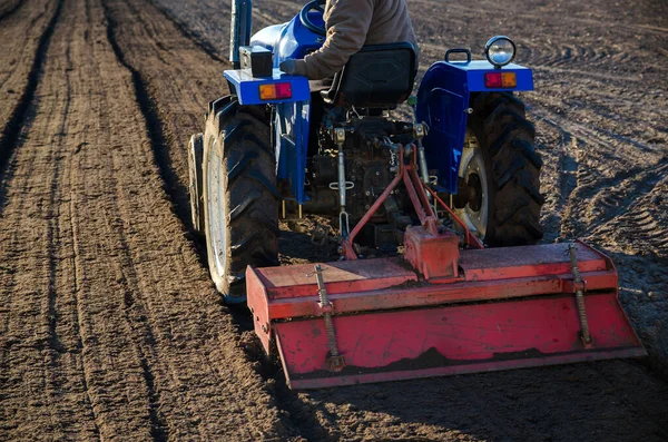 Agriculteur Sur Tracteur Cultive Champ Agricole Adoucir Sol Préparer Couper — Photo