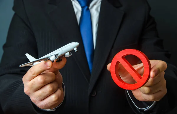Hombre Sostiene Avión Una Señal Roja Prohibición Vuelos Zona Vuelo — Foto de Stock