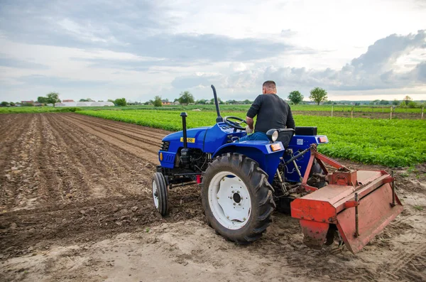 Kherson Oblast Ukraine May 2021 Farmer Tractor Clears Field Milling — Photo