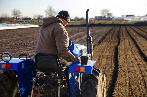 Kherson Oblast Ukraine November 2021 Senior Farmer Tractor Cultivating Field — стокове фото