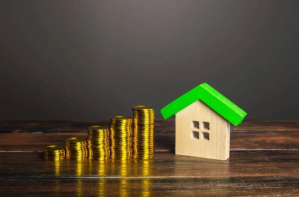 Дома Увеличивающиеся Стопки Монет Рост Стоимости Недвижимости Честная Рыночная Цена — стоковое фото