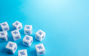 Yüzdeleri olan bloklar. Mallar için indirimler ve promosyonlar. Perakende ve ticaret. Reklamcılık, pazarlama. Borç veya depozito faiz oranı. Borç yükü, yüksek borçlanma. Alışveriş alışverişlerinde tasarruf.