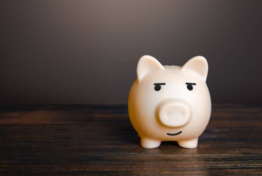 Domuz kumbarası gururla yana bakıyor. Uzayı kopyala Güven ve memnuniyet. Sakin ol. Tasarruf ve para, bankadaki yatırımlar ve mevduatlar. Servet kazanmak ve artırmak.