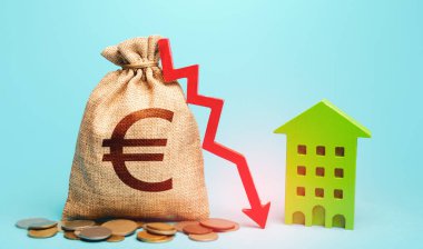 Avro para çantası, kırmızı ok aşağıda ve yeşil ev. İnşaat modernizasyonunda yeşil eko teknolojileri kullanmanın karlılığı. Ev hizmetleri maliyetlerinde indirim, yüksek enerji verimliliği.