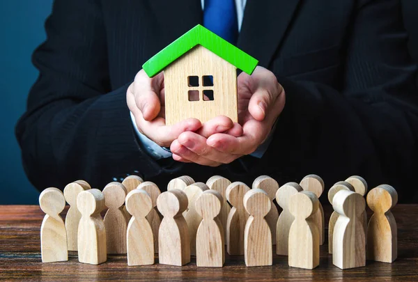 Providing Home Bank Agent Approving Mortgage Loan Social Housing Insurance — Fotografia de Stock