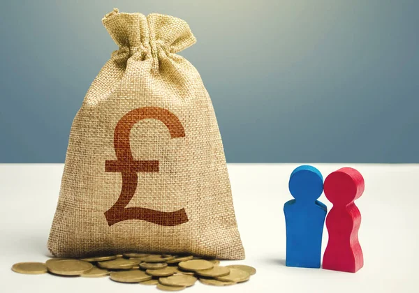 Couple Figurines British Pound Sterling Money Bag Budget Social Research — Fotografia de Stock