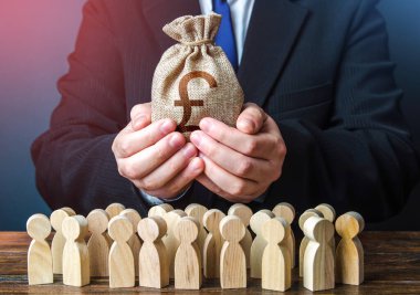 İş adamı kalabalığa İngiliz sterlinli para çantasını uzatıyor. Finansal destek. Vergi tahsilatı. Tazminat ödemeleri. Kârı paylaş. Para sağlamak, maaşları ve ödenekleri ödemek. Resmi.