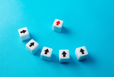 Kırmızı ok liderliği alıyor ve takıma doğru yolu gösteriyor. Kaliteli liderlik, idari beceriler ve proje yönetimi. Şirket. İşbirliği takım çalışması. Lider ekibini yönetiyor..