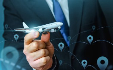 Bir işadamının elinde havalanan bir uçak ve bir rozet lokasyonu sembolü. İş turizmi. Hava trafiği organizasyonu. Business class uçuşları. Sivil havacılık için finansal programı destekle
