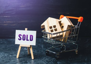 Gayrimenkul ve ev alışverişi. Satın alma anlaşması başarılı oldu. Satıldı bile. Emlakçı Servisi. Yasal tavsiye, değer biçen fiyat. Piyasada düşük konut fiyatlarına zamanında yatırım.