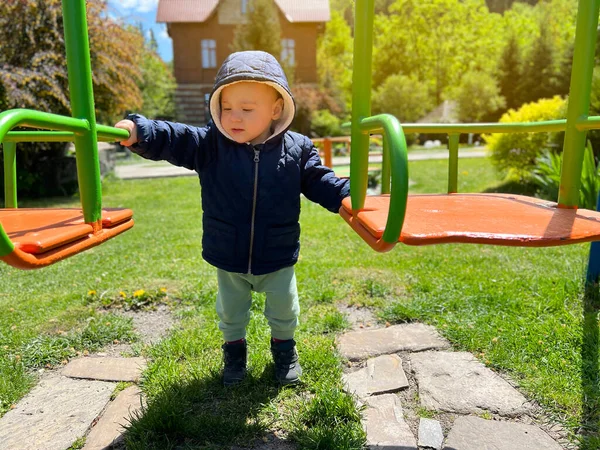 Ein Süßer Junge Von Anderthalb Jahren Steht Der Nähe Der — Stockfoto