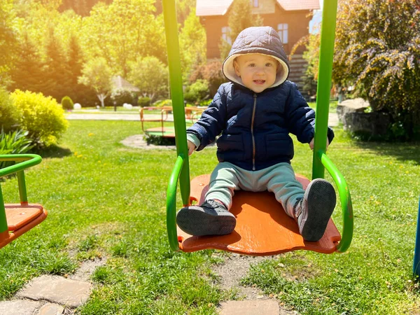 Ein Süßer Junge Von Eineinhalb Jahren Reitet Auf Einer Schaukel — Stockfoto