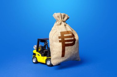 Filipinli peso para çantası taşıyan bir forklift. Sermaye piyasasından borç alıyorum. Uyarıcı ekonomi. Güçlü finansal destek, iş desteği. Yatırımlar. Yumuşak kredileri karşılıyor. Kriz bütçesi.