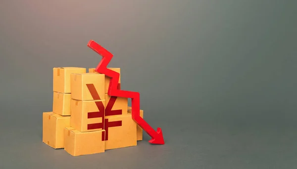 Cajas Con Yuan Símbolo Yen Flecha Hacia Abajo Caída Producción —  Fotos de Stock