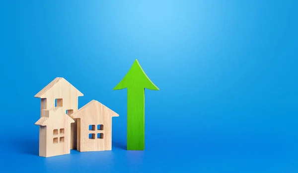 Houses Green Arrow Rising Prices Rents Make Money Investing Real — Stock Photo, Image