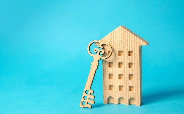 Sleutel Miniatuur Houten Huis Onroerend Goed Kopen Verkopen Concept Betaalbare — Stockfoto