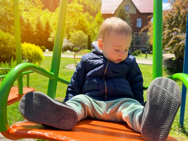 Ein Süßer Junge Von Eineinhalb Jahren Reitet Auf Einer Schaukel — Stockfoto