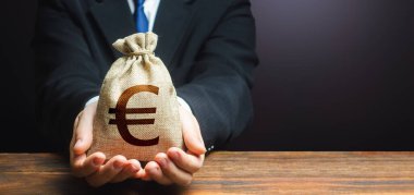 İşadamı avroya para koyuyor. İpotek, kredi onayı. Kolay Para. Maaş, sosyal yardım, kâr. Yatırımları cezbediyor. Tasarruf hesabına. Nakit para. Bankacılık ve kredi. Bağış alıyorum..