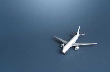 Mavi gri arka planda yolcu uçağı. Yolcu taşımacılığı. İş ve turizm. Havayolları operatörleri, havayolu şirketleri. Dünya iletişimi ve ticari uçuşlar. Seyahat.