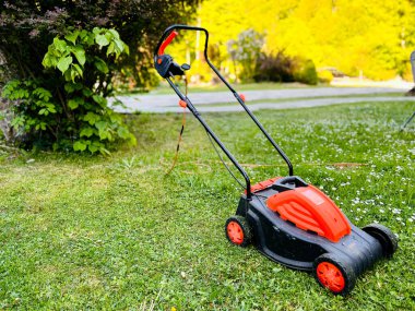 Modern bir bahçede çim biçme makinesi. Bölgesel bakım. Seçici odak