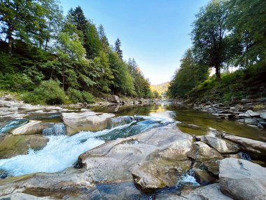 Yaremche 'de Şelale Probiy ve Prut Dağı manzaralı nehir. Karpatlar, Ukrayna