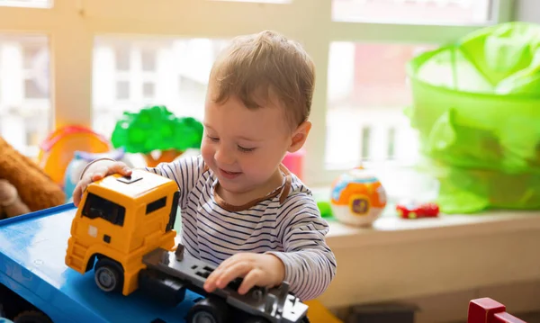Boldog Kisgyerek Játszik Autós Játékokkal Gyerekszobában Oktatási Játékok Kisgyerekeknek Másfél — Stock Fotó
