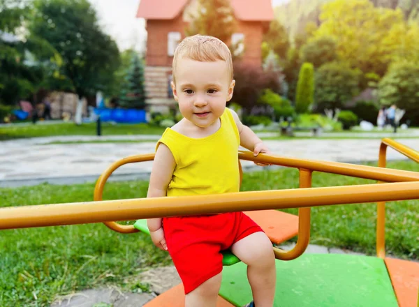 Glücklicher Kleinkind Junge Reitet Auf Einer Schaukel Indoor Spielplatz Ein — Stockfoto