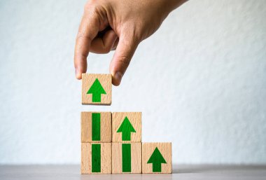 Kariyer ve beceri kazan. İlerleme konsepti. İş yerinde terfi. Ulaşmak için bir hedef belirle. Adım adım. Kişisel gelişim. Yükselt ve yükselt. Bir iş kur. Kar artışı.