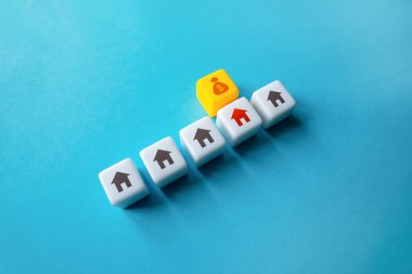 Satın almak için bir ev seçiyorum. Uygun konut seçenekleri. Emlak piyasasında teklif veriyor. Uygun fiyatlar bulmak. Borçları olan evler. Yasadışı yapıları olan binalar. Emlakçılık hizmeti.