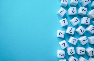 Dağınık soru işaretleri blokları ve kopyalama alanı. Bir sorunun cevabını bul. Mantık ve düşünce. Tüm sorularınızı cevaplayın. Kendi kendini eğitme ve kendini analiz etme. Merak ve keşif..