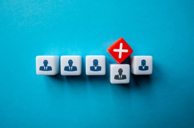 Ekip üyesi kovuldu. Düzeni bozar. Çalışanlar arasındaki zor ilişkiler, sosyal zehirlilik. Kriz ve iş azaltma. İşini kaybetmek. Kötü işçi. Çıkış katılımcıları. Koşullar