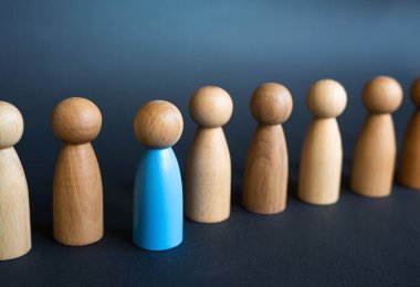 Mavi adam gruptan dışarı çıktı. Gönüllü. Girişimci biri. Özel bir lider ve gelecek vaat eden bir takım lideri. Cesaret, güven ve yeni zorluklar için tutku.