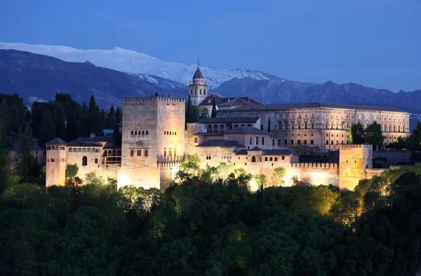 Alhambra v soumraku, granada, Španělsko. — Stock fotografie