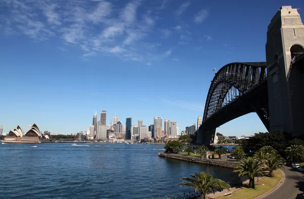 Sydney harbour bridge ve Sidney cbd — Stok fotoğraf