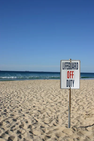 Sommaren beach scen - badvakt off duty — Stockfoto