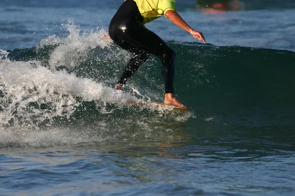 Surfista pendurado cinco — Fotografia de Stock