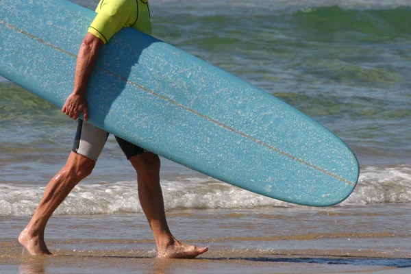Surfista com prancha azul — Fotografia de Stock