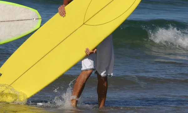 Internauta z deska surfingowa żółty — Zdjęcie stockowe