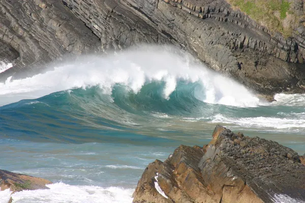 Onda di rottura sulla costa rocciosa — Foto Stock