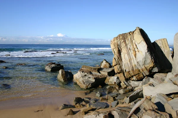 Chute des roches côtières — Photo
