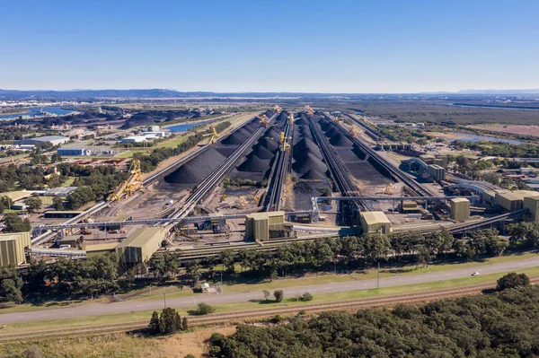 Luftaufnahme Eines Kohlemeilers Auf Kooragang Island Newcastle Australien Newcastle Ist lizenzfreie Stockfotos
