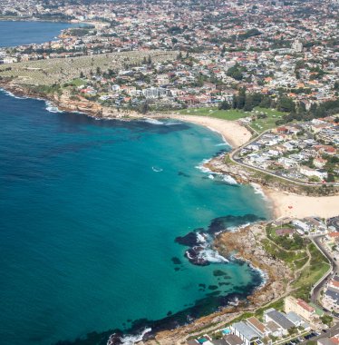 Bronte ve Tamarama plajları Sydney NSW Avustralya 'nın son derece cazip doğu banliyölerinde bulunan iki popüler plajdır.