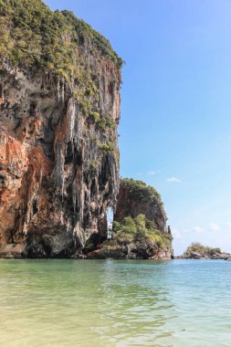 Krabi Tayland 'daki Phra nang Mağara Sahili' ndeki kireçtaşı kayalıkları. Krabi popüler bir turizm merkezidir..