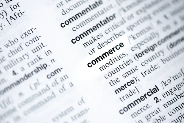 Closeup Van Het Woord Commerce Gedrukt Een Engels Woordenboek — Stockfoto