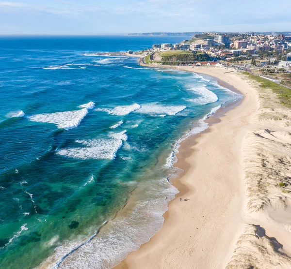 ニューカッスル オーストラリアのノビービーチの空中ビュー オーストラリアの東海岸の港側の都市の多くの美しいビーチの一つ — ストック写真