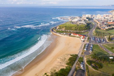 Newcastle Avustralya, Nobbys Plajı 'nın havadan görünüşü. Newcastle, Sydney 'nin kuzeyinde büyük bir bölgesel şehirdir ve birçok güzel plajı vardır..