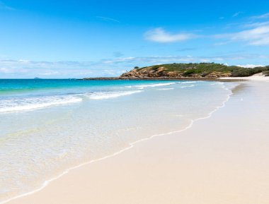 Long Beach, Queensland 'deki Keppel Adası' ndaki el değmemiş kumsal plajlarından biridir..