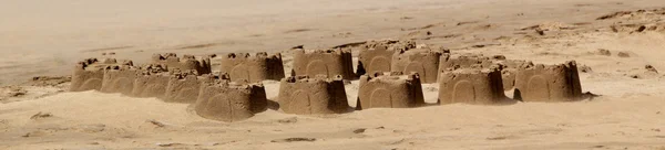 Панорама небольших песчаных замков — стоковое фото